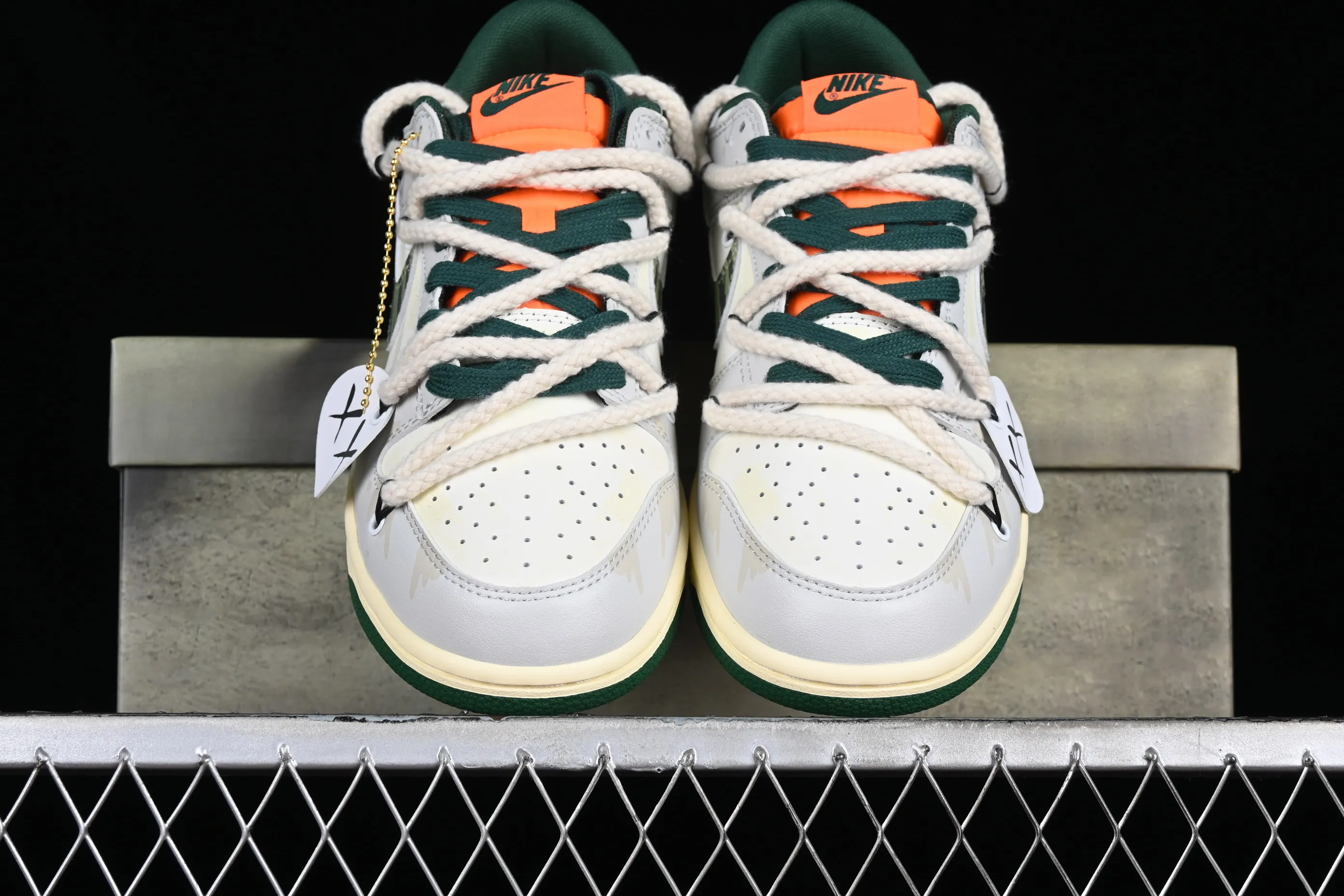 All Categories Nk SB Dunk Series Nk SB Dunk Low Low-top Sneakers Nk Dunk Low Panda Prank-Hip-hop Theme Ghost Face Sea SB Strap Low-top Casual Sneakers DD1391-300